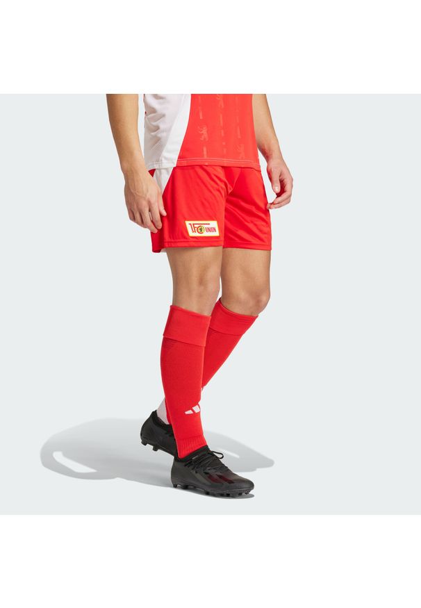 Adidas - Szorty 1. FC Union Berlin 24/25 Home. Kolor: biały, czerwony, wielokolorowy, różowy. Materiał: materiał