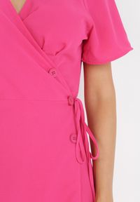 Born2be - Fuksjowa Kopertowa Sukienka Midi z Materiałowym Paskiem Rahellitte. Kolor: różowy. Materiał: materiał. Długość rękawa: krótki rękaw. Typ sukienki: kopertowe. Długość: midi #4