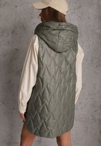 Renee - Zielona Długa Kamizelka Pikowana z Nieodpinanym Kapturem Semaea. Kolor: zielony. Materiał: prążkowany, jeans. Długość: długie. Styl: street #5