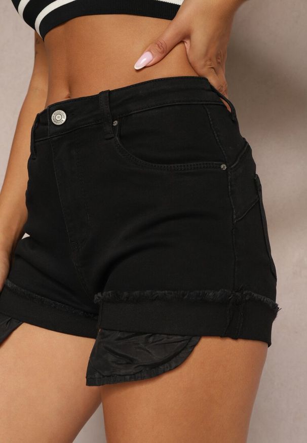 Renee - Czarne Szorty Denimowe High Waist z Efektem Push-Up i Asymetrycznymi Nogawkami Zilisea. Okazja: na co dzień. Stan: podwyższony. Kolor: czarny. Materiał: materiał. Styl: casual