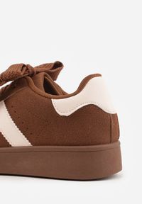 Renee - Brązowo-Białe Sneakersy na Niskiej Platformie z Naszywkami Flordexia. Okazja: na co dzień. Kolor: brązowy. Materiał: jeans. Wzór: aplikacja. Obcas: na platformie #6