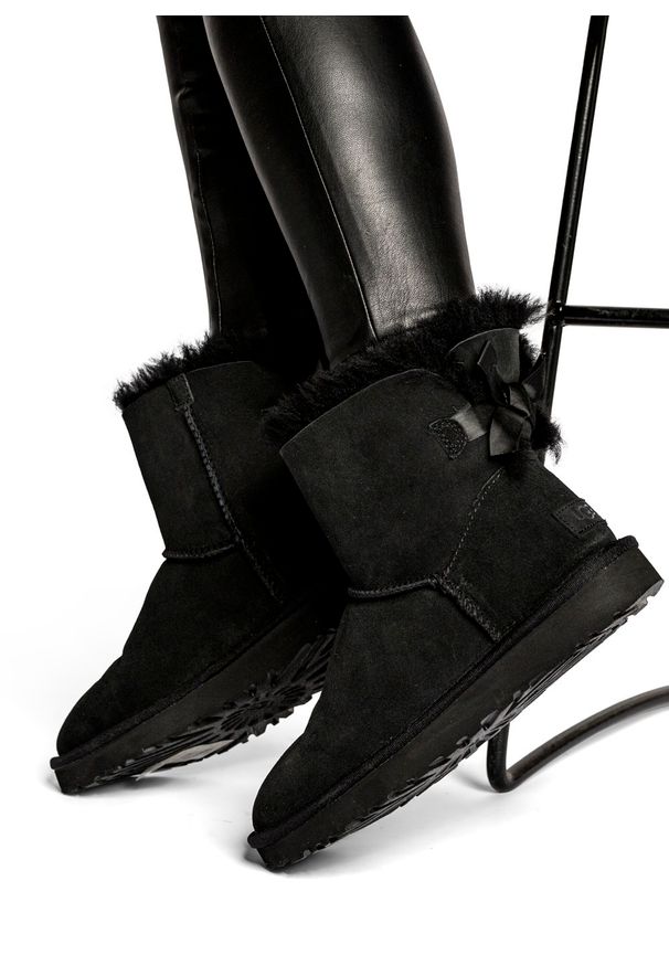 Ugg - Buty zimowe damskie UGG W Mini Bailey Bow II (1016501-BLK). Okazja: na plażę. Kolor: czarny. Materiał: materiał. Sezon: zima. Styl: młodzieżowy