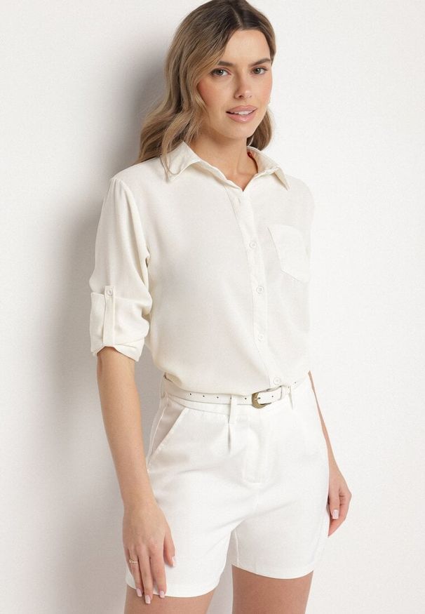 Born2be - Biała Koszula z Regulacją przy Rękawach Adevere. Okazja: na co dzień. Typ kołnierza: kołnierzyk klasyczny. Kolor: biały. Materiał: jeans. Długość rękawa: długi rękaw. Długość: długie. Styl: klasyczny, elegancki, casual