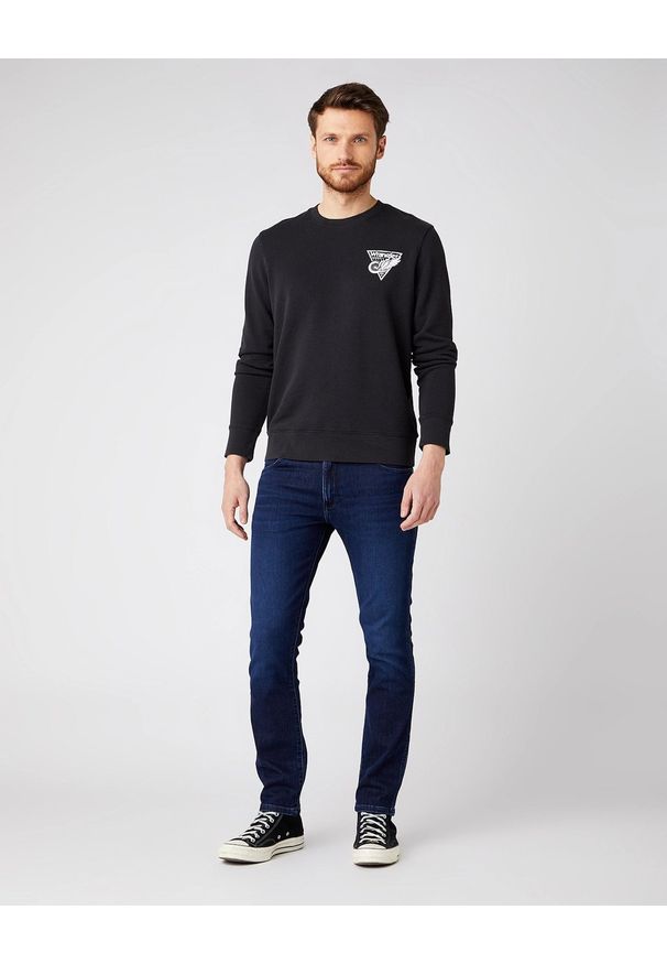 Wrangler - WRANGLER CHEST PRINT CREW BLACK W6F5HA100 112141478. Wzór: nadruk