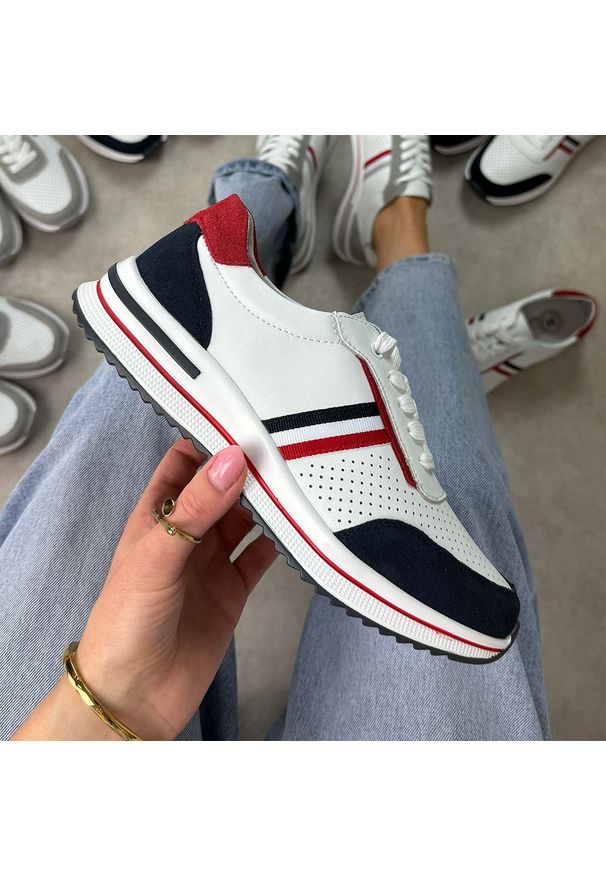 eVento - Biało granatowe skórzane półbuty damskie Evento 8467. Okazja: na co dzień. Nosek buta: okrągły. Zapięcie: sznurówki. Kolor: biały. Materiał: skóra. Szerokość cholewki: normalna. Sezon: wiosna, jesień, lato. Styl: casual, elegancki, sportowy, klasyczny