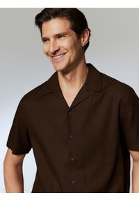 Reserved - Strukturalna koszula regular fit - ciemnobrązowy. Kolor: brązowy. Materiał: bawełna, tkanina #1