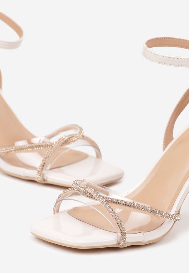 Born2be - Beżowe Sandały Vices na Transparentnym Obcasie Zdobione Cyrkoniami Nitarina. Okazja: na co dzień. Zapięcie: sprzączka. Kolor: beżowy. Wzór: aplikacja. Obcas: na obcasie. Styl: casual. Wysokość obcasa: średni