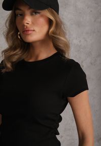 Renee - Czarny Dopasowany T-shirt z Marszczeniem z Bawełnianej Tkaniny w Prążki Assarena. Okazja: na co dzień. Kolor: czarny. Materiał: bawełna, tkanina. Wzór: prążki. Styl: casual, elegancki #8