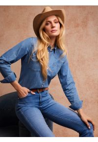Big-Star - Koszula damska jeansowa niebieska Aranna 145. Typ kołnierza: kołnierzyk klasyczny. Kolor: niebieski. Materiał: jeans. Styl: vintage, klasyczny