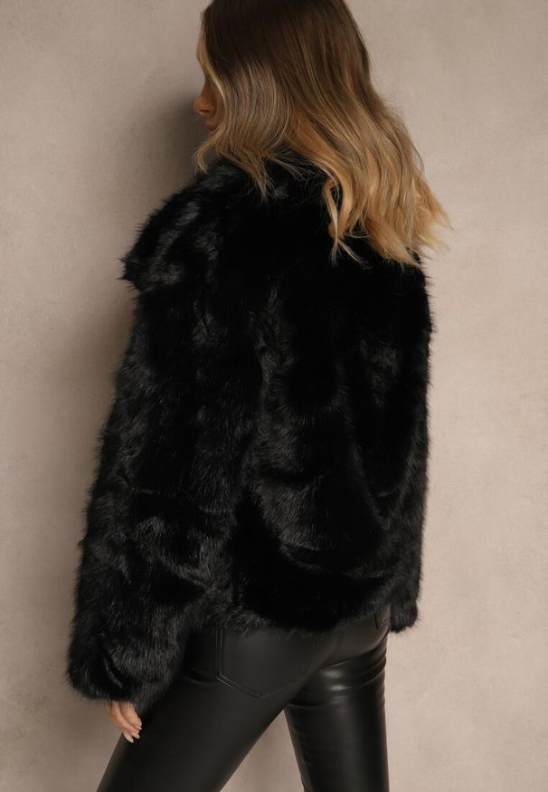 Renee - Czarna Kurtka Futerko o Jednorzędowym Kroju z Szerokim Kołnierzem Dezile. Kolor: czarny. Materiał: futro. Styl: klasyczny