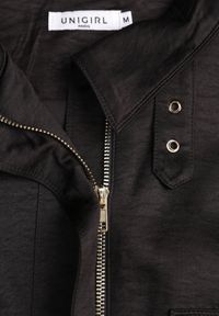 Born2be - Czarna Kurtka Typu Bomberka Ozdobiona Kołnierzykiem Tellavan. Okazja: na co dzień. Kolor: czarny. Materiał: poliester, jeans. Wzór: aplikacja. Styl: casual #6