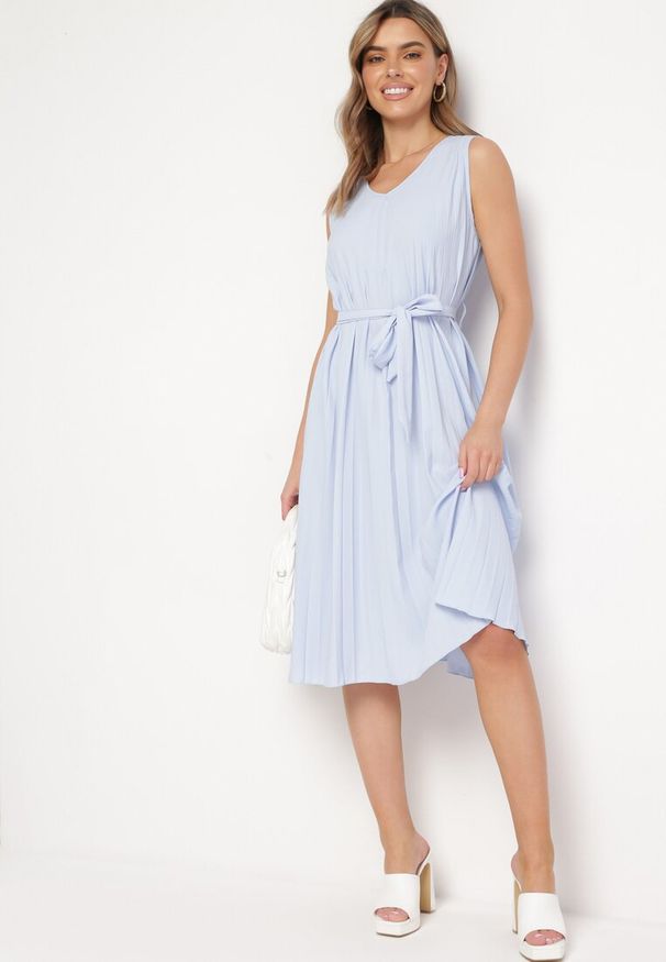 Born2be - Jasnoniebieska Rozkloszowana Sukienka Midi Plisowana z Materiałowym Paskiem Varethia. Kolor: niebieski. Materiał: materiał. Wzór: aplikacja. Długość: midi