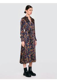 Big-Star - Sukienka damska midi koszulowa z nadrukiem granatowa Umi 403. Okazja: do pracy, na co dzień, na spotkanie biznesowe. Kolor: niebieski. Materiał: tkanina. Długość rękawa: długi rękaw. Wzór: nadruk. Typ sukienki: koszulowe. Styl: klasyczny, casual, elegancki, biznesowy. Długość: midi #4