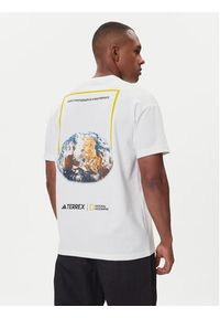 Adidas - adidas T-Shirt National Geographic Graphic KC5417 Biały Regular Fit. Kolor: biały. Materiał: bawełna #5
