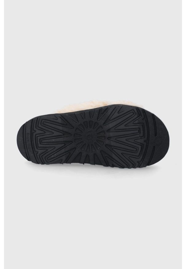 Ugg - UGG Kapcie. Kolor: beżowy. Materiał: włókno, materiał, wełna. Obcas: na platformie. Styl: klasyczny