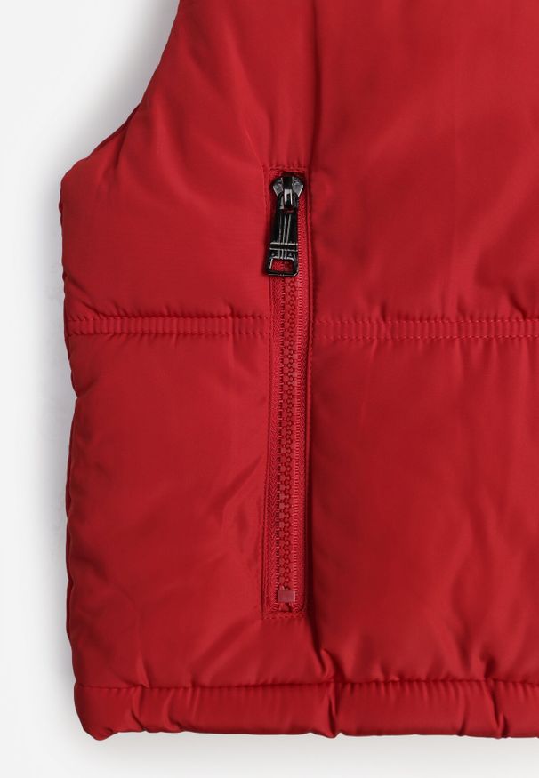 Born2be - Czerwona Krótka Kamizelka Pikowana Typu Puffer Niraemius. Okazja: na co dzień. Kolor: czerwony. Materiał: poliester. Długość: krótkie. Styl: casual