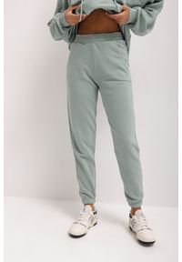 Marsala - Spodnie dresowe typu jogger w kolorze GREEN TEA skin peach - DISPLAY-XS. Stan: podwyższony. Materiał: dresówka. Styl: elegancki