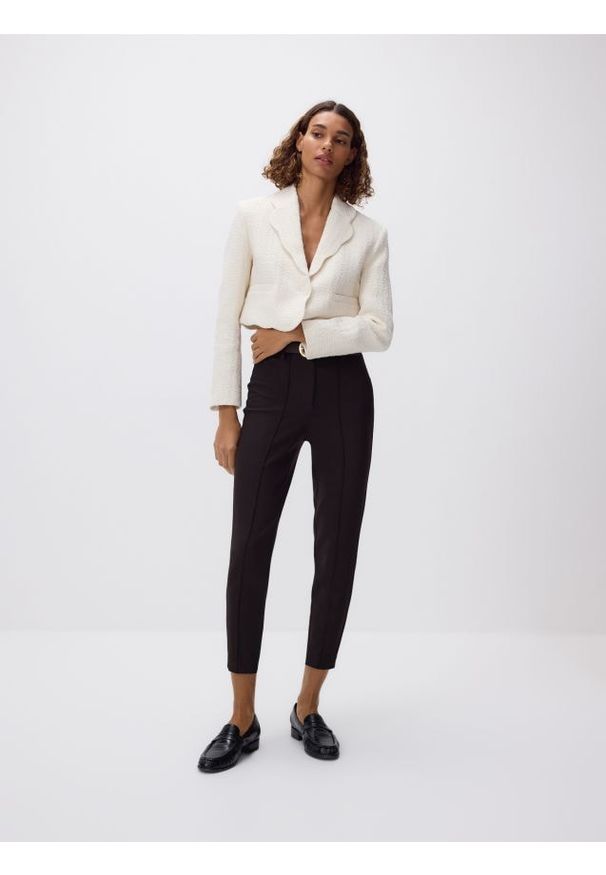 Reserved - Spodnie z przeszyciem - brązowy. Kolor: brązowy. Materiał: tkanina, wiskoza