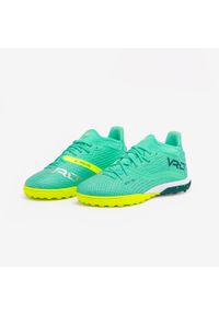 KIPSTA - Buty piłkarskie dla dzieci Kipsta Viralto III Turf sznurowane. Kolor: zielony. Materiał: mesh, kauczuk. Szerokość cholewki: normalna. Sport: piłka nożna
