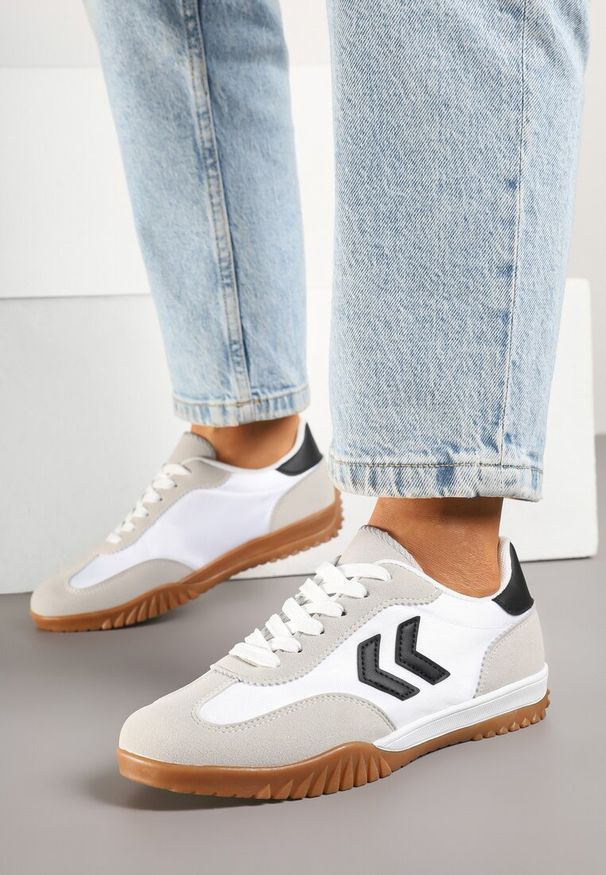 Renee - Biało-Czarne Sneakersy Typu Kultowe Tenisówki Zdobione Przeszyciami Mepenna. Okazja: na randkę. Kolor: biały. Materiał: jeans. Wzór: aplikacja