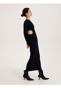 Reserved - Dzianinowa sukienka z wycięciem - czarny. Kolor: czarny. Materiał: dzianina