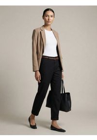 Sinsay - Spodnie chino z paskiem - czarny. Kolor: czarny
