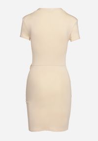 Born2be - Beżowa Asymetryczna Sukienka z Usztywnianymi Miseczkami i Ozdobnym Kwiatem Dochita. Okazja: na co dzień. Kolor: beżowy. Długość rękawa: krótki rękaw. Wzór: kwiaty. Typ sukienki: asymetryczne. Styl: casual, elegancki #6