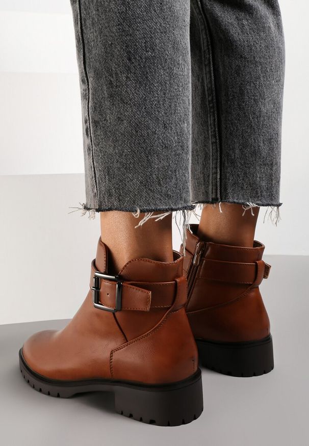 Renee - Brązowe Botki It's Better. Okazja: na co dzień. Kolor: brązowy. Materiał: jeans, wełna. Obcas: na obcasie. Styl: casual. Wysokość obcasa: średni
