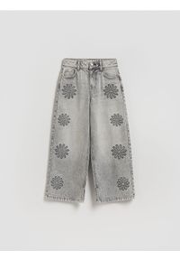 Reserved - Jeansy wide leg z haftem - szary. Kolor: szary. Wzór: haft