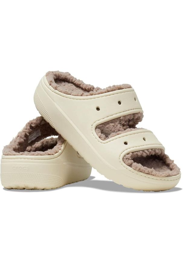 Crocs Classic Cozzzy Sandal. Kolor: beżowy. Materiał: futro. Wzór: paski