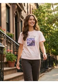 Sinsay - Koszulka z nadrukiem kwiatowym - różowy. Kolor: różowy. Wzór: nadruk, kwiaty #1