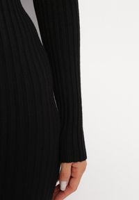 Born2be - Czarna Dzianinowa Sukienka Midi z Prążkowaniem Arwesse. Kolor: czarny. Materiał: prążkowany, dzianina. Długość rękawa: długi rękaw. Długość: midi #2