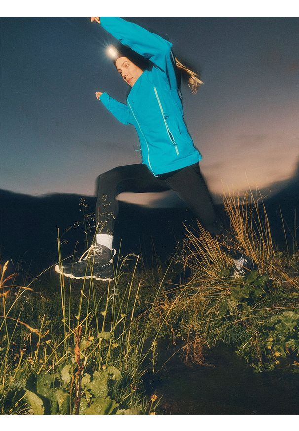 4f - 4F Legginsy trekkingowe szybkoschnące damskie - czarne XS. Stan: podwyższony. Kolor: czarny. Materiał: materiał. Technologia: Primaloft. Sport: wspinaczka, turystyka piesza