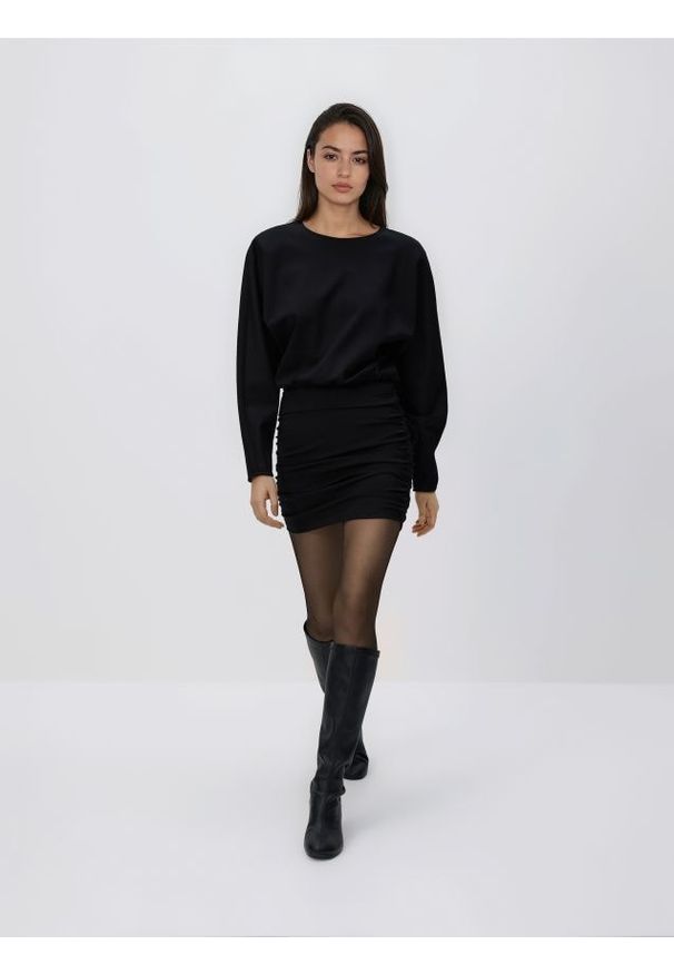 Reserved - Drapowana sukienka z wiskozą - czarny. Kolor: czarny. Materiał: wiskoza