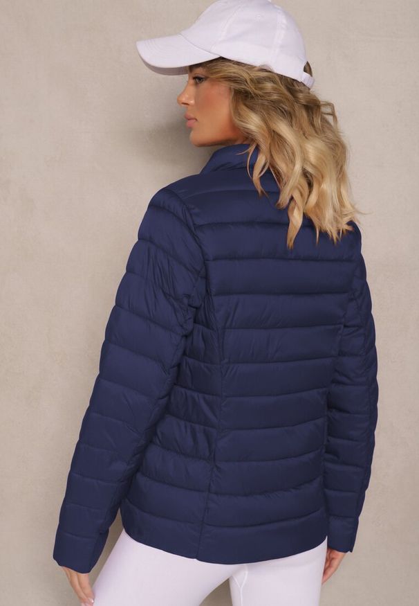 Renee - Granatowa Casualowa Kurtka Ozdobiona Pikowaniem Nelionea. Okazja: na co dzień. Kolor: niebieski. Materiał: jeans. Wzór: aplikacja. Styl: casual