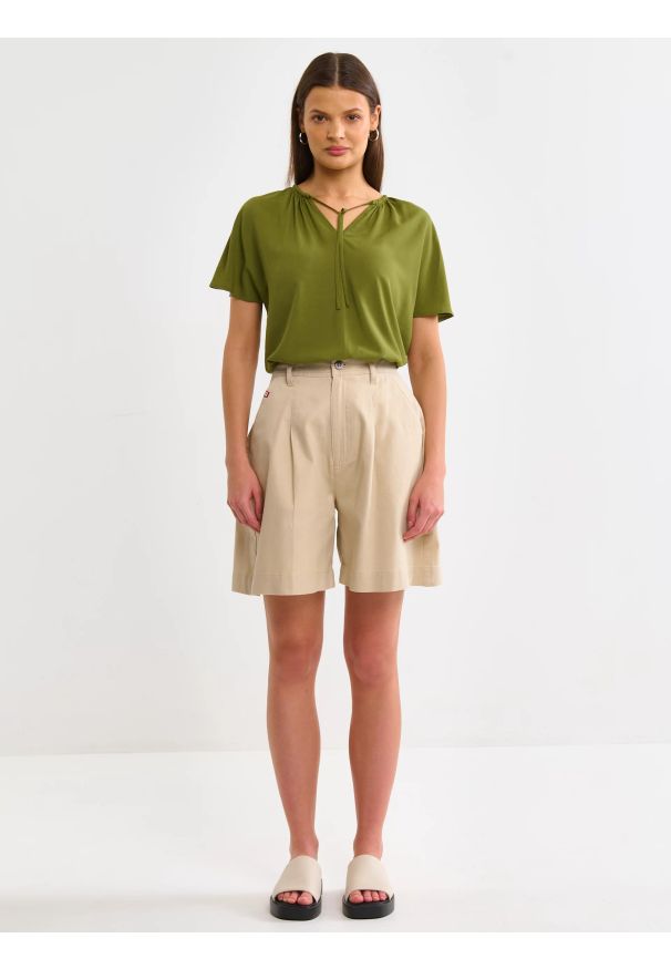 Big-Star - Bluzka damska z wiskozy z ozdobnym wiązaniem przy dekolcie zielona Kortini 303. Okazja: na co dzień. Typ kołnierza: dekolt w kształcie V. Kolor: zielony. Materiał: wiskoza. Długość rękawa: krótki rękaw. Długość: krótkie. Styl: casual, elegancki