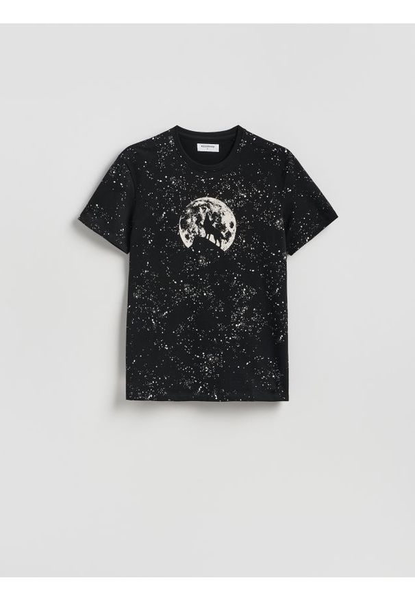 Reserved - T-shirt regular z nadrukiem allover - czarny. Kolor: czarny. Materiał: dzianina, bawełna. Wzór: nadruk
