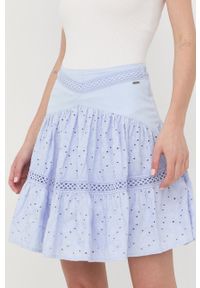 Guess spódnica bawełniana mini rozkloszowana. Kolor: niebieski. Materiał: bawełna. Wzór: haft