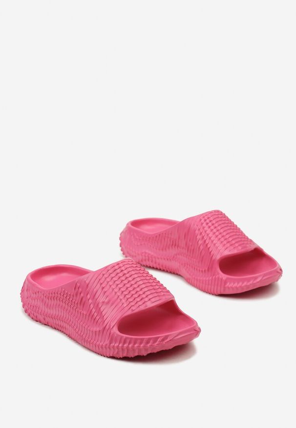 Born2be - Fuksjowe Piankowe Klapki z Ozdobnym Tłoczeniem Juraia. Okazja: na co dzień. Kolor: różowy. Obcas: na płaskiej podeszwie. Styl: elegancki, casual, klasyczny