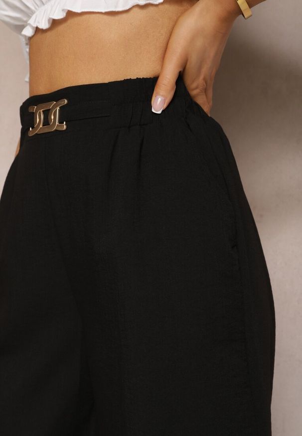 Renee - Czarne Spodnie z Szerokimi Nogawkami w Stylu Palazzo High Waist z Gumką w Pasie z Ozdobnym Elementem Ellsiana. Okazja: na co dzień. Stan: podwyższony. Kolor: czarny. Materiał: bawełna. Styl: elegancki, casual