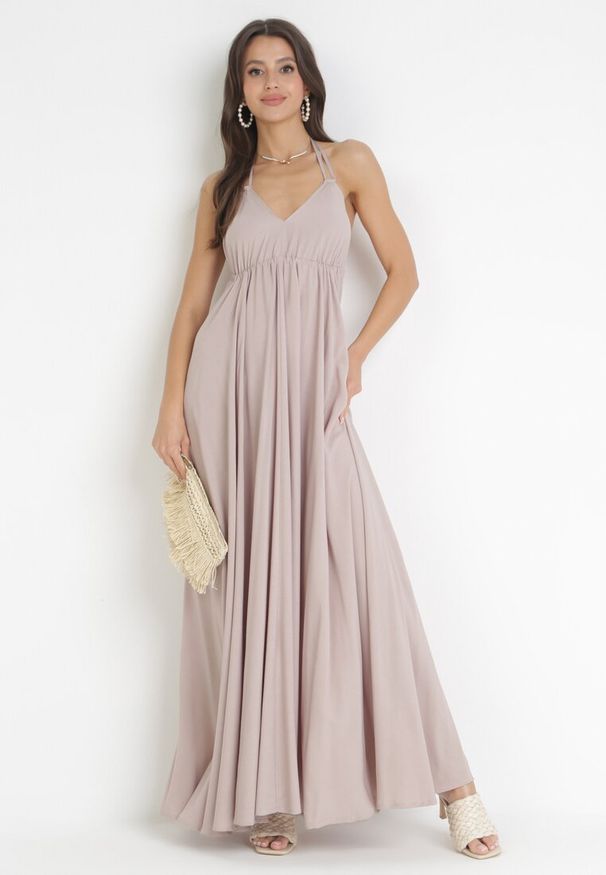 Born2be - Ciemnobeżowa Rozkloszowana Sukienka Maxi z Wiązaniem na Szyi Cathenia. Kolor: beżowy. Długość: maxi