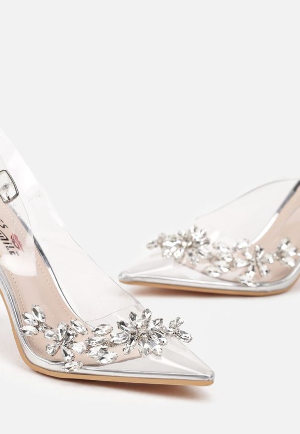 Renee - Srebrne Transparentne Sandały Szpilki Slingback Ozdobione Cyrkoniami Avelsemi. Okazja: na imprezę, na co dzień. Zapięcie: sprzączka. Kolor: srebrny. Materiał: jeans. Wzór: aplikacja. Obcas: na szpilce. Styl: elegancki, casual