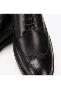 Wittchen - Męskie półbuty skórzane z ozdobnymi perforacjami. Nosek buta: okrągły. Kolor: czarny. Materiał: skóra. Wzór: aplikacja, kratka. Styl: klasyczny, elegancki #5