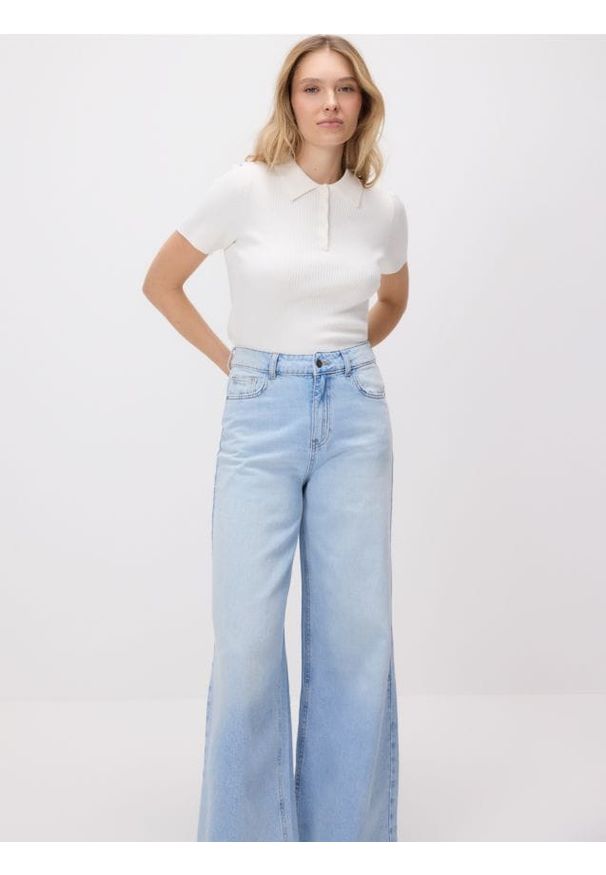 Reserved - T-shirt z kołnierzykiem - złamana biel. Materiał: dzianina, wiskoza