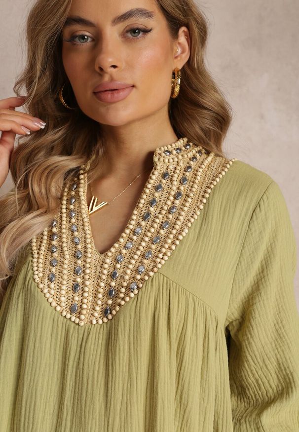 Renee - Zielona Rozkloszowana Sukienka Mini Ozdobiona Plecionką Przy Dekolcie Rufta. Kolor: zielony. Wzór: aplikacja. Sezon: lato. Typ sukienki: rozkloszowane. Styl: boho. Długość: mini