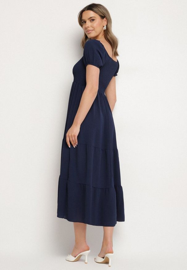Born2be - Granatowa Rozkloszowana Sukienka z Dekoltem Typu Hiszpanka z Marszczeniem Lumorice. Okazja: na co dzień. Typ kołnierza: dekolt hiszpanka. Kolor: niebieski. Styl: casual, elegancki