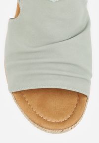 Born2be - Zielone Sandały na Koturnie z Marszczoną Cholewką i Metaliczną Aplikacją Teodlar. Zapięcie: bez zapięcia. Kolor: zielony. Materiał: jeans, len. Wzór: aplikacja. Sezon: lato. Obcas: na koturnie. Styl: boho. Wysokość obcasa: średni #6