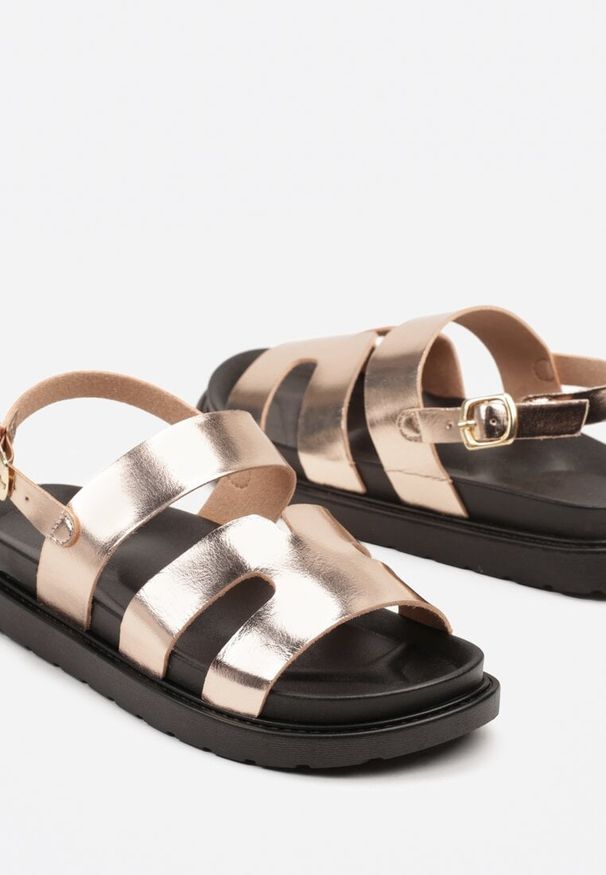 Born2be - Szampańskie Sandały Gladiatorki Zapinane na Sprzączkę Silvesia. Nosek buta: okrągły. Zapięcie: sprzączka. Kolor: złoty. Sezon: lato. Obcas: na obcasie. Styl: boho, elegancki. Wysokość obcasa: niski