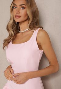Renee - Różowa Rozkloszowana Sukienka o Taliowanym Kroju z Plisami Sorviane. Kolor: różowy. Wzór: aplikacja. Typ sukienki: plisowane, rozkloszowane. Styl: elegancki #3