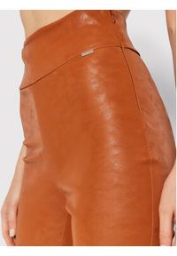 Guess Spodnie z imitacji skóry Priscilla W1BB08 WE5V0 Pomarańczowy Extra Slim Fit. Kolor: pomarańczowy. Materiał: syntetyk, skóra #4
